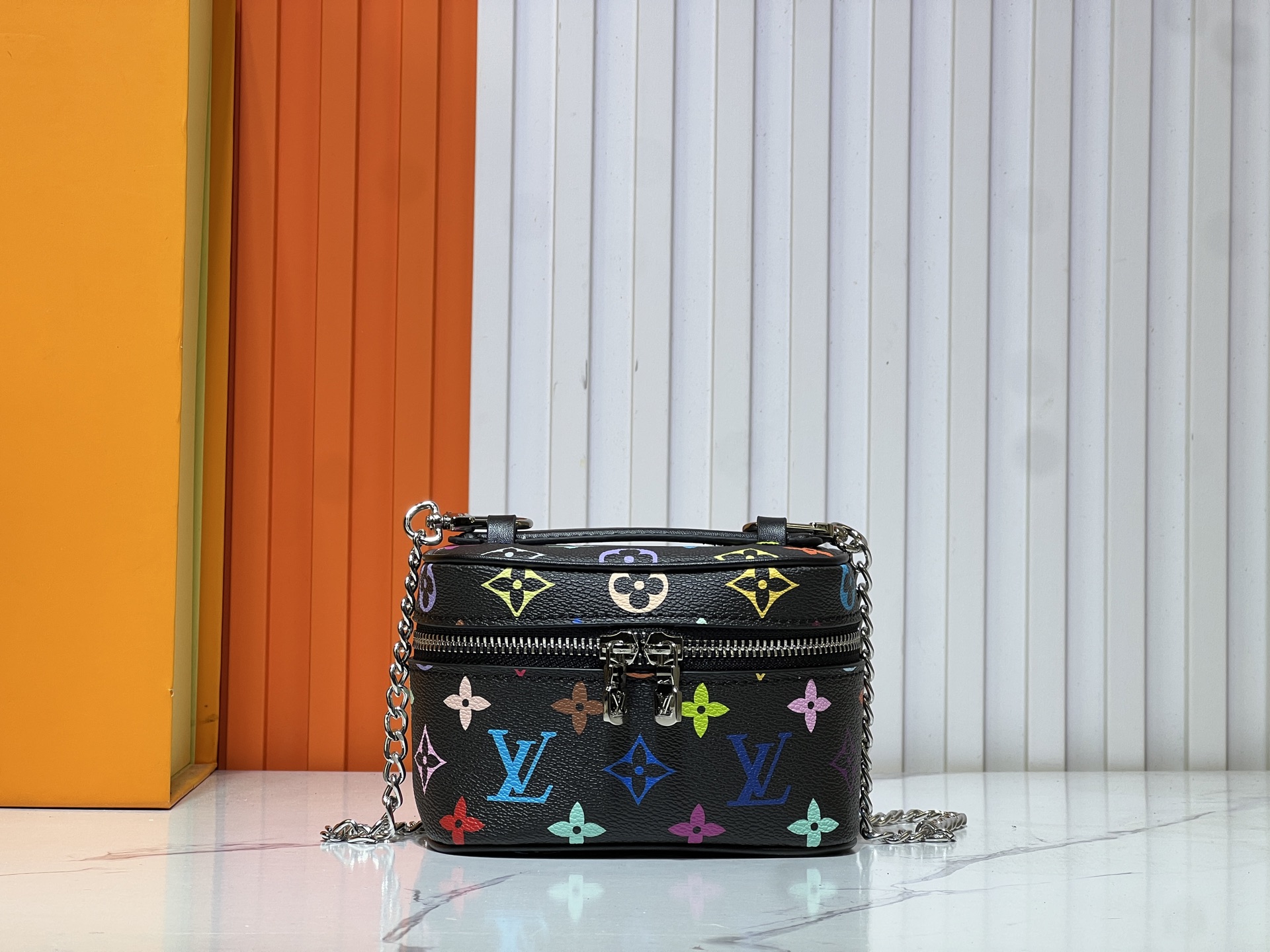 Louis Vuitton LV Classic Handbag Premium Canvas Model 80527 Shoulder Strap Everyday Carry Fashion Accessory